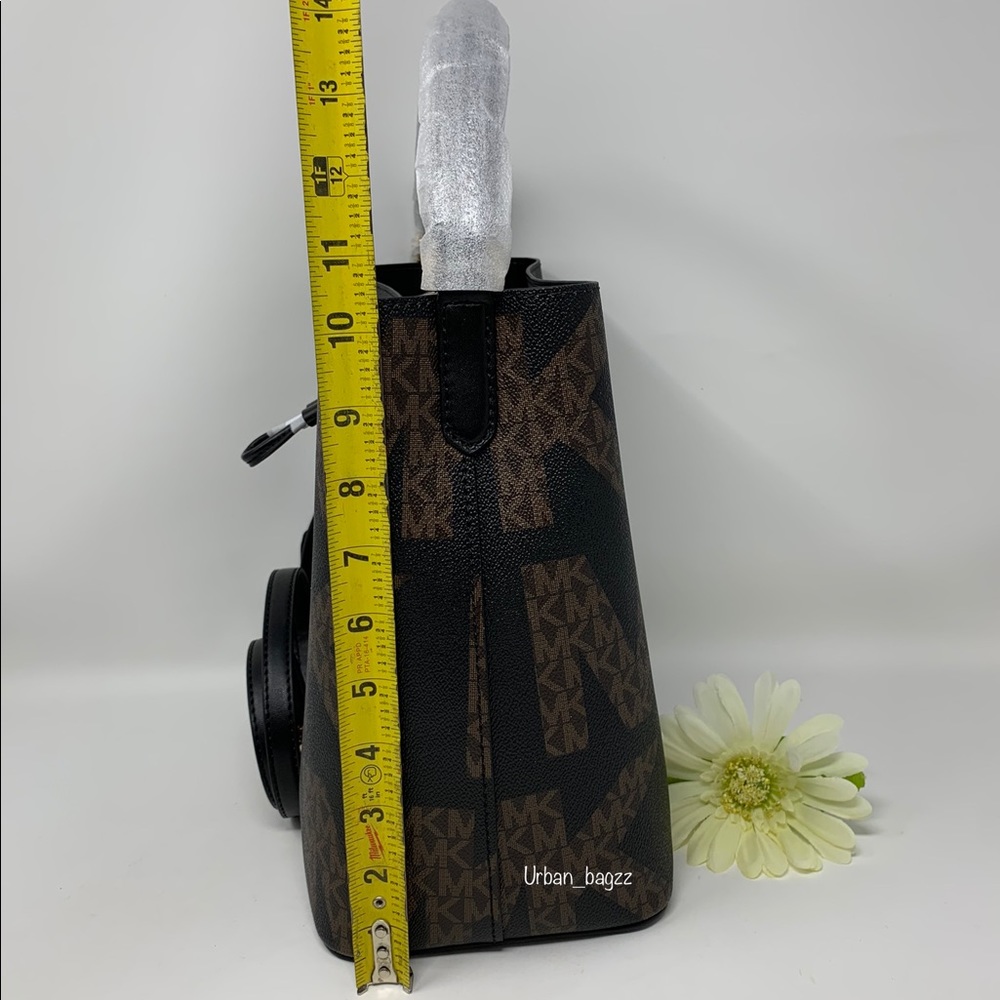 Michael Kors Suri LG Bucket Messenger - Picture 6 of 10